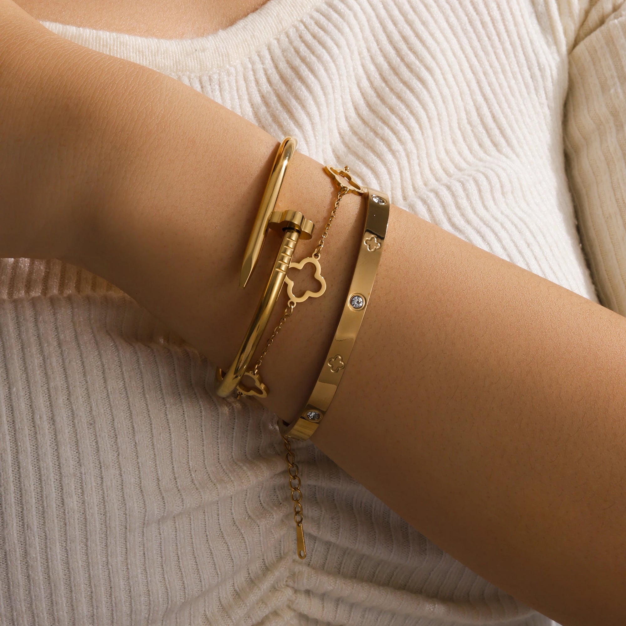 Ulvly Gold-Plated Stainless Steel Plant Bangle – Classic Style